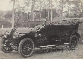 Benz 50.jpg - Firma Broederlet verkocht vanuit de 1e Dorpsstraat diverse oude auto's waaronder deze: Benz Torpedo 30 pk. Eigenaar auto: Jhr van Hogendorp (Doornscheweg te Doorn) Opname tussen 1910-20